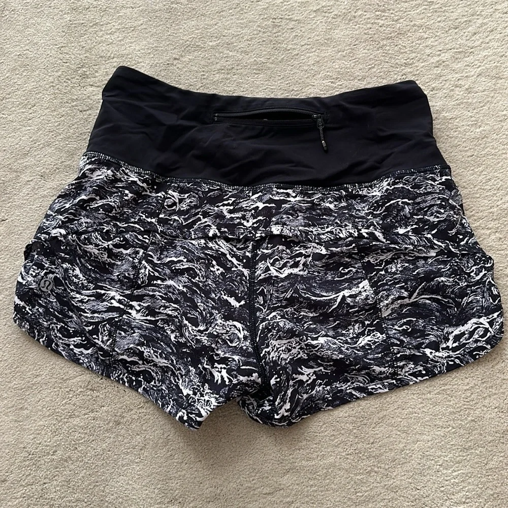 Sz 6 Lululemon high rise speed shorts Black White Nani wave pattern 2.5 rise - Picture 4 of 5